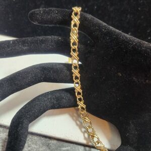 Gold Tone Hugs and Kisses XO Link Bracelet 7.5 Inch Classic Polished Jewelry